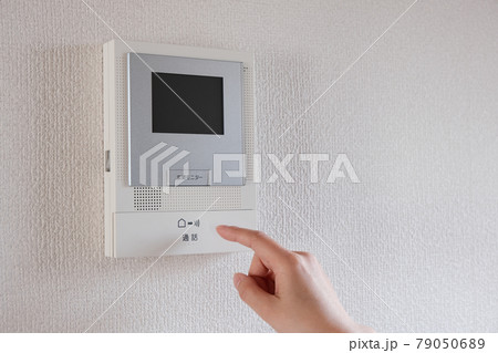 室内用（屋内）インターフォン（インターフォン）テレビドアフォンのモニターと手指 79050689