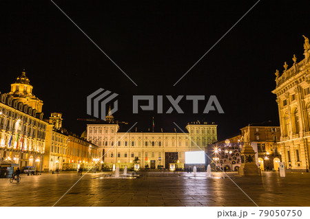イタリア 夜のトリノのカステッロ広場 イタリア 夜のトリノのカステッロ広場 79050750