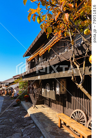 秋の馬籠宿、古い町並み〈岐阜県中津川市〉 79051816