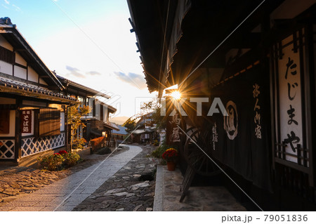 秋の馬籠宿、古い町並み〈岐阜県中津川市〉 79051836