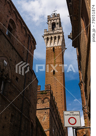 イタリア シエーナの路地から見えるマンジャの塔 イタリア シエーナの路地から見えるマンジャの塔 79051874