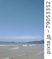 日本海の干潮時の穏やかな波 79053352