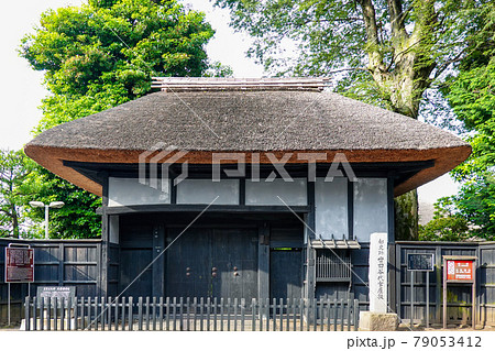 春の朝、世田谷代官屋敷の表門（重要文化財） 79053412