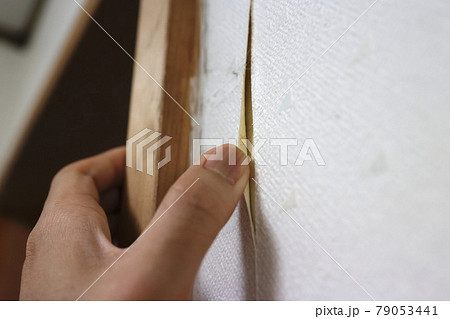 住宅のビニールクロスの壁紙が剥がれている 住宅のビニールクロスの壁紙が剥がれている 79053441