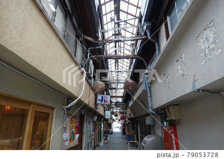 竹瓦温泉へ続く竹瓦小路(近代化産業遺産)は日本最古の木造アーケード 竹瓦温泉へ続く竹瓦小路(近代化産業遺産)は日本最古の木造アーケード 79053728