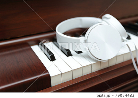 ウォルナットのアップライトピアノとヘッドフォン ウォルナットのアップライトピアノとヘッドフォン 79054432