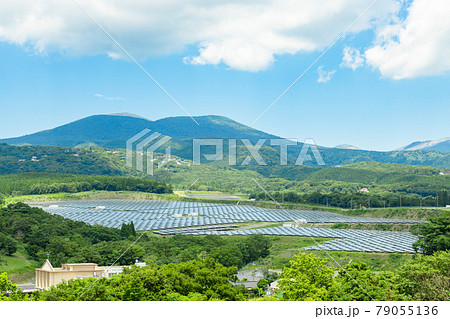 鹿児島県牧園町高千穂の風景　霧島連山と太陽光発電 79055136