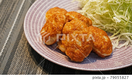 揚げたてのチキンナゲット 79055827