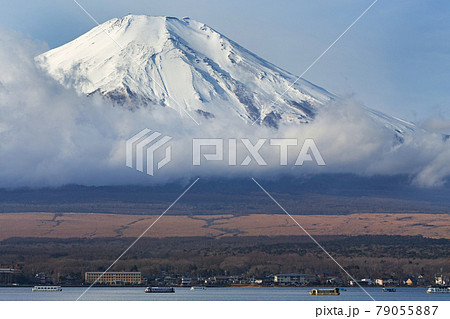 山梨県/ 山中湖 湖畔から見る冬の富士山とダイナミックな雲 山梨県/ 山中湖 湖畔から見る冬の富士山とダイナミックな雲 79055887
