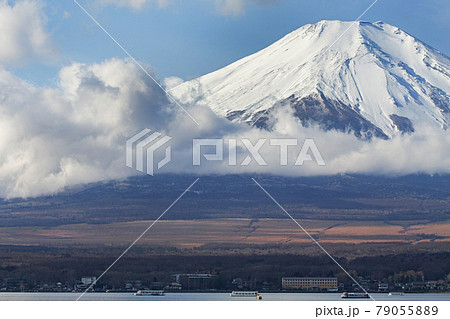山梨県/ 山中湖 湖畔から見る冬の富士山とダイナミックな雲 山梨県/ 山中湖 湖畔から見る冬の富士山とダイナミックな雲 79055889