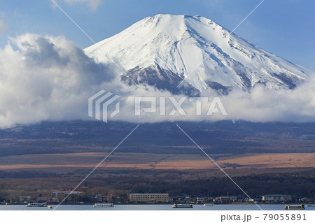 山梨県/ 山中湖 湖畔から見る冬の富士山とダイナミックな雲 山梨県/ 山中湖 湖畔から見る冬の富士山とダイナミックな雲 79055891