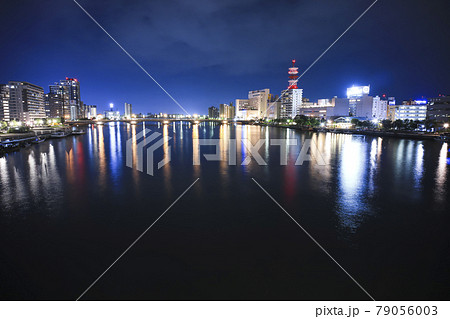 柳都大橋から見た萬代橋と信濃川の夜景 【新潟県】 柳都大橋から見た萬代橋と信濃川の夜景 【新潟県】 79056003