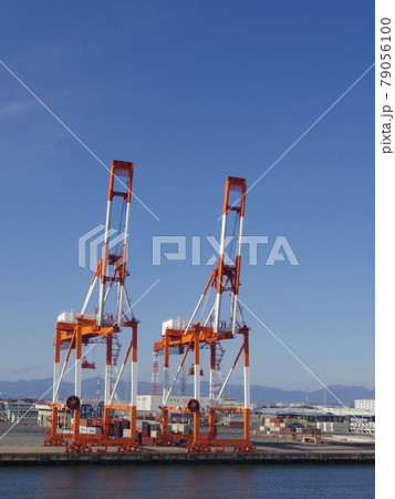 愛知県名古屋港　キリンのようなガントリークレーン 79056100