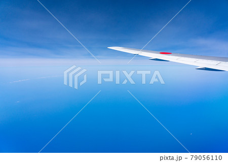 飛行機 飛行中 空撮 高所 旅行 観光 ゴールデンウィーク 空 雲 帰国 昼 午前 航空 飛行機 飛行中 空撮 高所 旅行 観光 ゴールデンウィーク 空 雲 帰国 昼 午前 航空 79056110