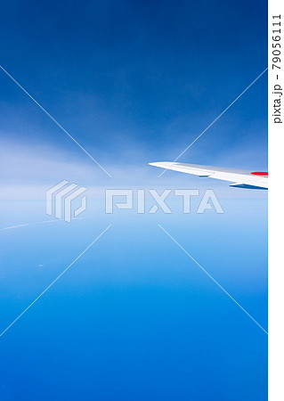 飛行機　飛行中　空撮　高所　旅行　観光　ゴールデンウィーク　空　雲　帰国　昼　午前　航空 79056111