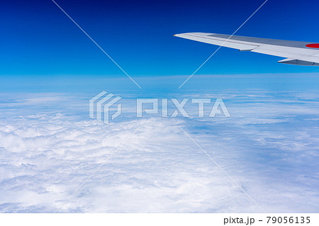 飛行機 飛行中 空撮 高所 旅行 観光 ゴールデンウィーク 空 雲 帰国 昼 午前 航空 飛行機 飛行中 空撮 高所 旅行 観光 ゴールデンウィーク 空 雲 帰国 昼 午前 航空 79056135