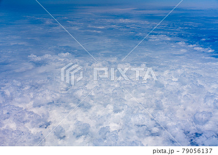 飛行機　飛行中　空撮　高所　旅行　観光　ゴールデンウィーク　空　雲　帰国　昼　午前　航空 79056137