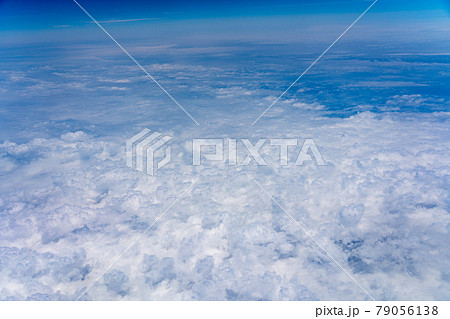 飛行機　飛行中　空撮　高所　旅行　観光　ゴールデンウィーク　空　雲　帰国　昼　午前　航空 79056138