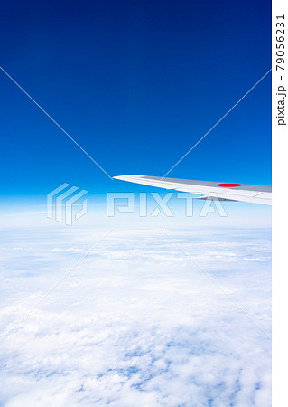 飛行機　飛行中　空撮　高所　旅行　観光　ゴールデンウィーク　空　雲　帰国　昼　午前　航空 79056231