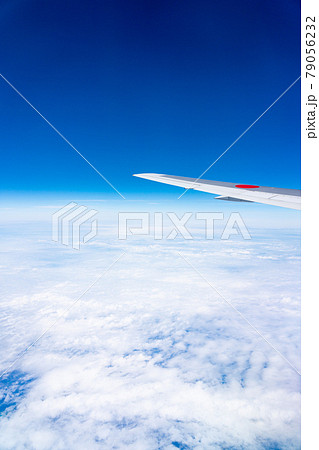 飛行機　飛行中　空撮　高所　旅行　観光　ゴールデンウィーク　空　雲　帰国　昼　午前　航空 79056232