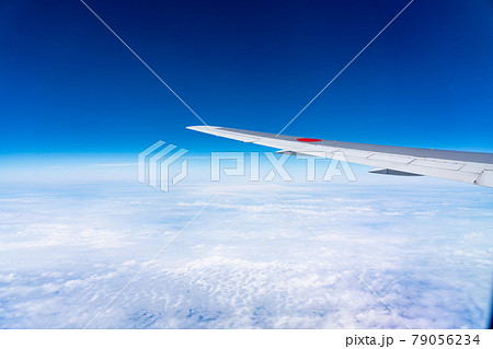 飛行機　飛行中　空撮　高所　旅行　観光　ゴールデンウィーク　空　雲　帰国　昼　午前　航空 79056234