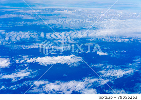 飛行機 飛行中 空撮 高所 旅行 観光 ゴールデンウィーク 空 雲 帰国 昼 午前 航空 飛行機 飛行中 空撮 高所 旅行 観光 ゴールデンウィーク 空 雲 帰国 昼 午前 航空 79056263