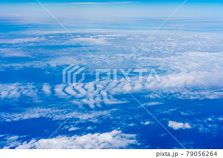 飛行機 飛行中 空撮 高所 旅行 観光 ゴールデンウィーク 空 雲 帰国 昼 午前 航空 飛行機 飛行中 空撮 高所 旅行 観光 ゴールデンウィーク 空 雲 帰国 昼 午前 航空 79056264