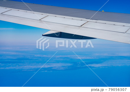 飛行機　飛行中　空撮　高所　旅行　観光　ゴールデンウィーク　空　雲　帰国　昼　午前　航空 79056307