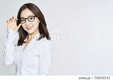 メガネ めがね 若い女性 79056532