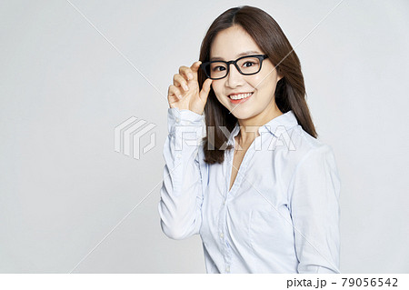 メガネ めがね 若い女性 79056542