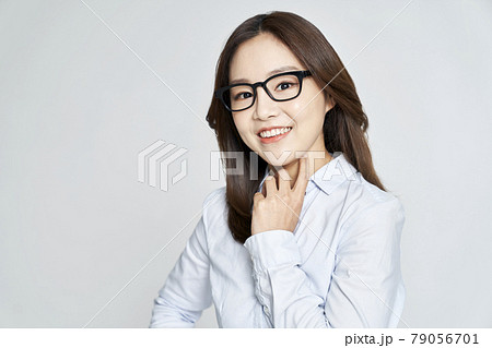 メガネ めがね 若い女性 79056701