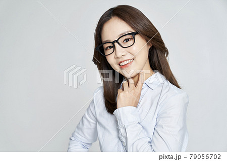 メガネ めがね 若い女性 79056702