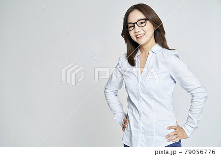 メガネ めがね 若い女性 79056776