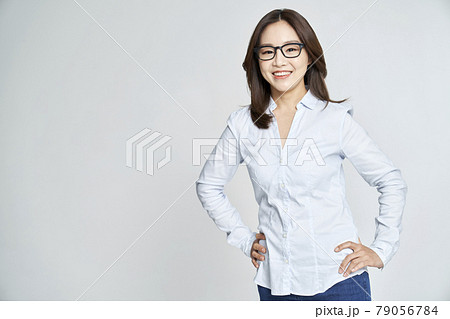 メガネ めがね 若い女性 79056784