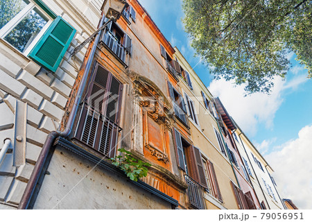Old facade in Rome 79056951