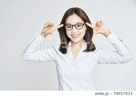 メガネ めがね 若い女性 79057033