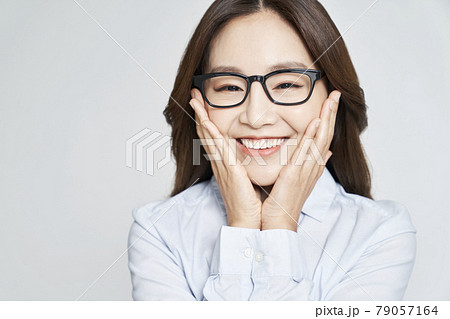 メガネ めがね 若い女性 79057164