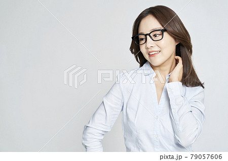 メガネ めがね 若い女性 79057606