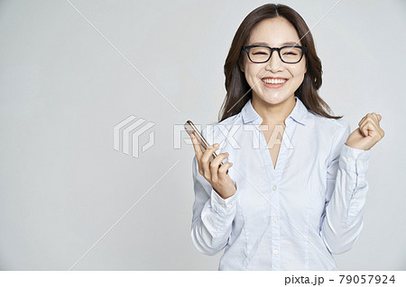 スマートフォン スマホ 若い女性 79057924
