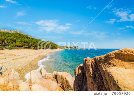 Yellow rocks by the sea 79057926