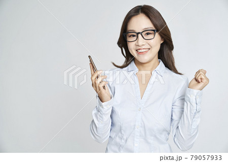 スマートフォン スマホ 若い女性 79057933