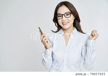 スマートフォン スマホ 若い女性 79057935