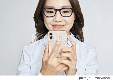 スマートフォン スマホ 若い女性 79058096