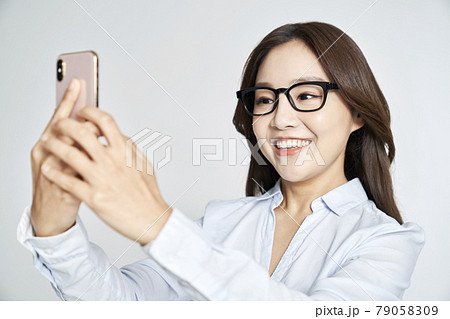 スマートフォン スマホ 若い女性 79058309