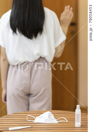 新型コロナが終息し、マスク不要になり体温も測らず出かけるイメージ 79058453