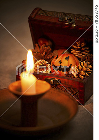 キャンドルの灯りに照らされた宝箱とハロウィンイメージ 79058745
