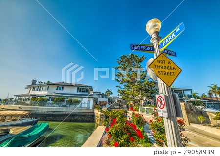 Crossroad signs in Balboa island 79058939