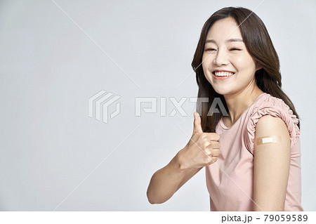 若い女性 女性 女 79059589