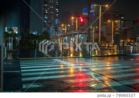 雨の夜の横断歩道 79060337