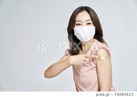 若い女性 女性 女 79060625